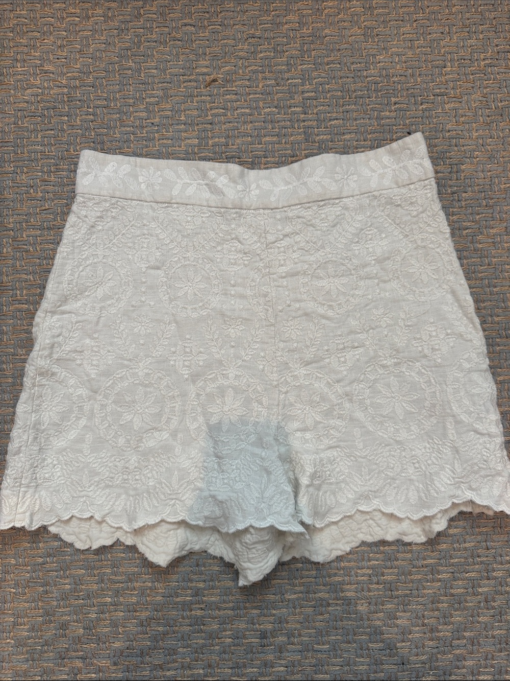 Zara Cream Lace Scalloped Hem Shorts
